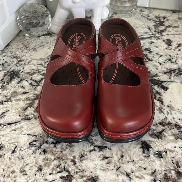 Klogs Women’s Slip Ons in Red collar is cranberry smooth size 8 style is  Cara - Picture 3 of 6